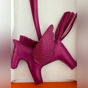 Hermes Rodeo Pegasus lizard Touch  U-Engraving in rose pourpre color